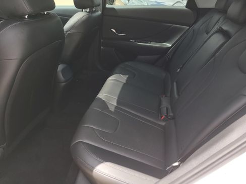 Used 2022 Hyundai Elantra Limited FWD image 11