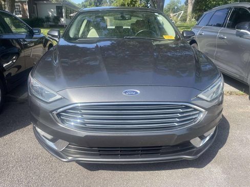 Used 2017 Ford Fusion SE FWD image 2