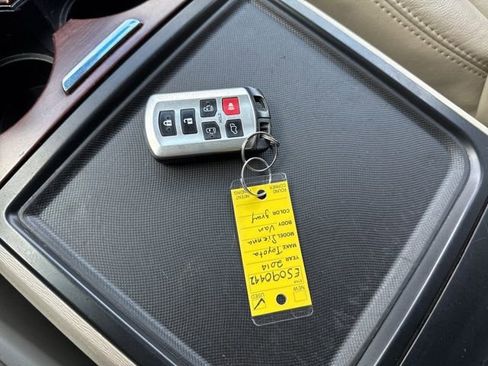 Used 2014 Toyota Sienna XLE image 35