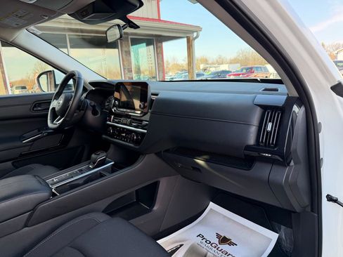 Used 2025 Nissan Pathfinder SV image 26