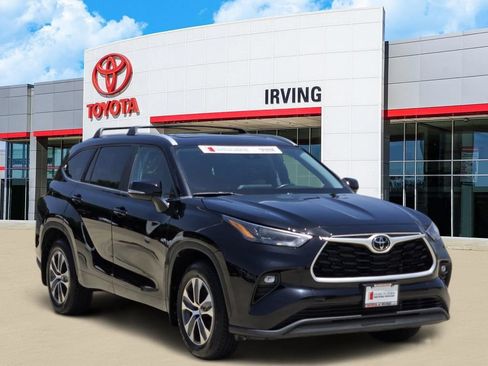 Used 2023 Toyota Highlander XLE FWD image 2
