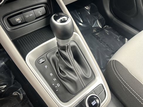 Certified 2025 Hyundai Venue SEL FWD image 24