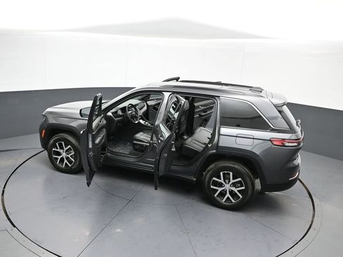 Used 2025 Jeep Grand Cherokee Limited image 43