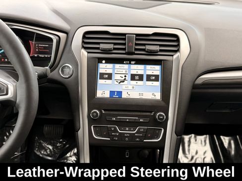 Used 2017 Ford Fusion SE w/ Equipment Group 602A image 26