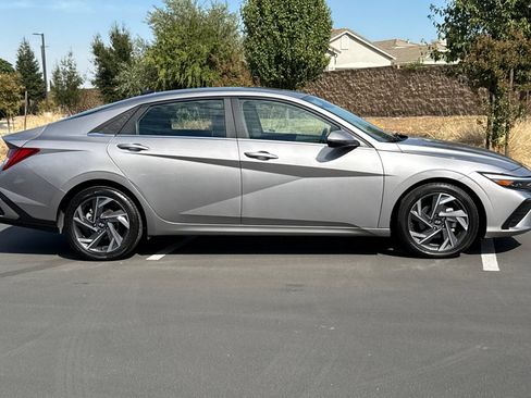 Used 2025 Hyundai Elantra Limited FWD image 10