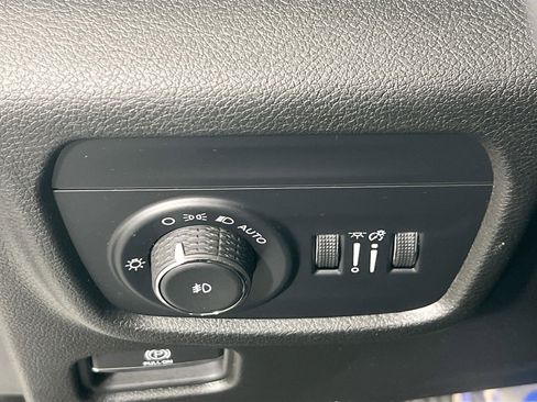 Used 2023 Jeep Grand Cherokee Limited w/ Black Appearance Package image 10