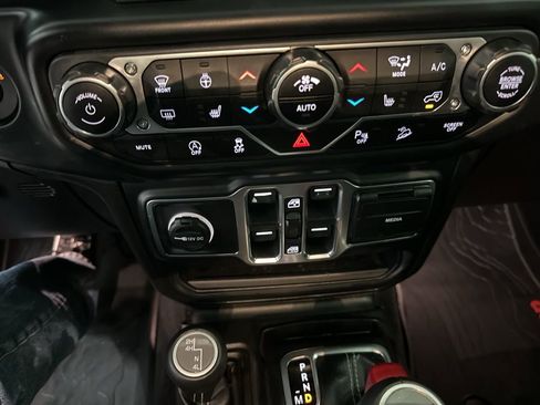 Used 2019 Jeep Wrangler Unlimited Sahara image 18