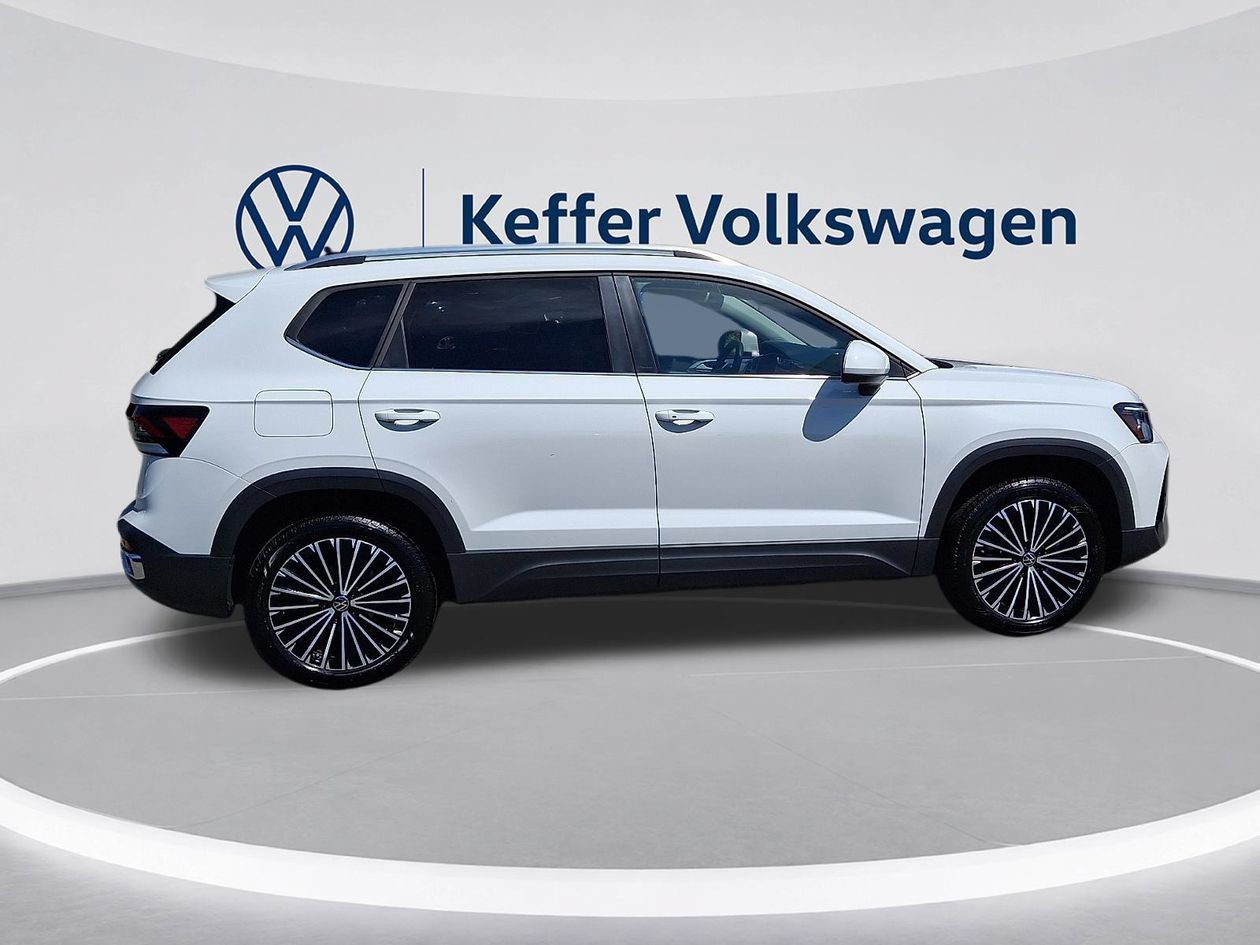 Used 2025 Volkswagen Taos SE FWD image 7
