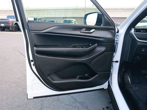 New 2025 Jeep Grand Cherokee Altitude image 11