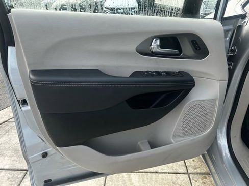 Used 2024 Chrysler Pacifica Touring-L image 12