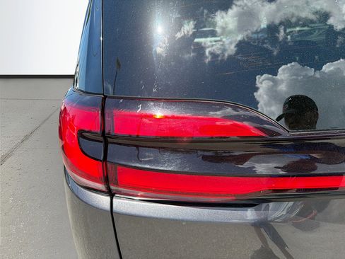 Used 2023 Chrysler Pacifica Touring-L FWD image 12