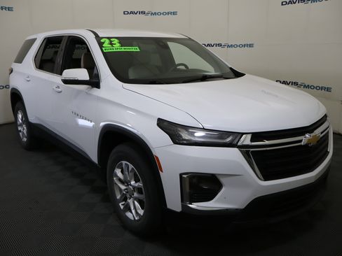 Used 2023 Chevrolet Traverse LS FWD image 3