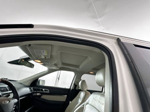 Used 2017 Ford Explorer Platinum image 26