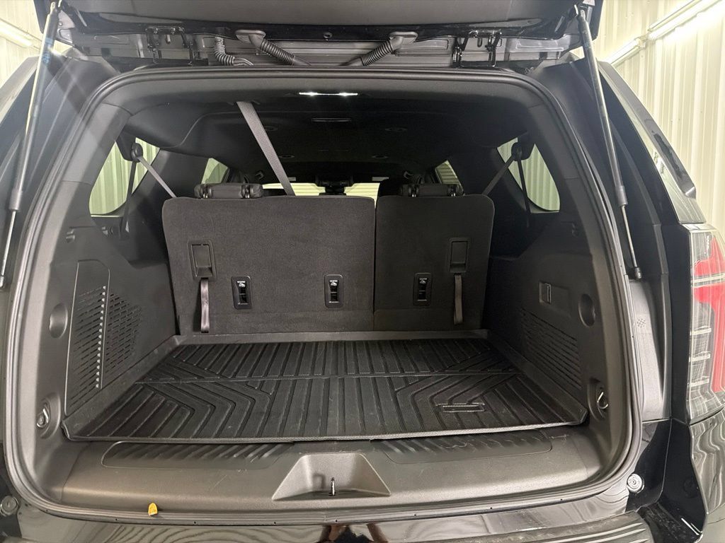Used 2025 Chevrolet Suburban LS RWD image 29