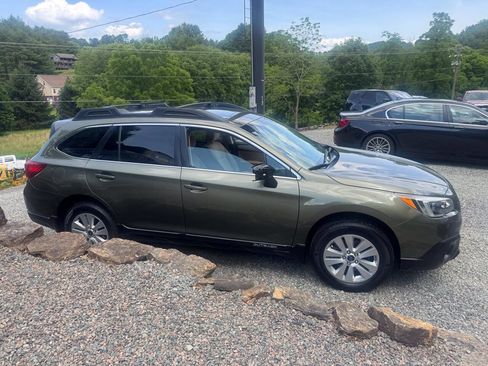 Used 2017 Subaru Outback 2.5i Premium AWD/4WD image 6