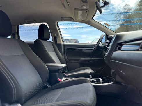 Used 2017 Mitsubishi Outlander SE AWD/4WD image 38