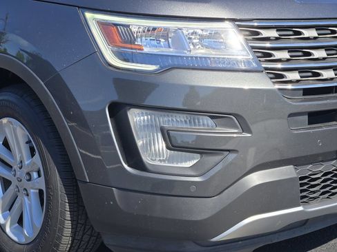 Used 2017 Ford Explorer XLT w/ Equipment Group 202A FWD image 9