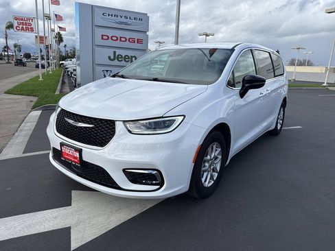 Used 2024 Chrysler Pacifica Touring-L image 10