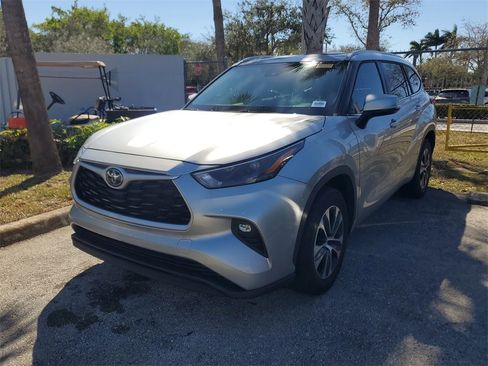 Used 2023 Toyota Highlander XLE image 3