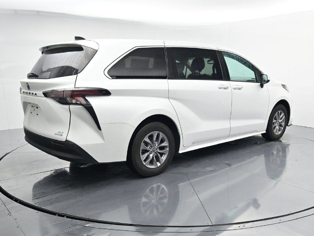 Used 2024 Toyota Sienna XLE FWD image 8