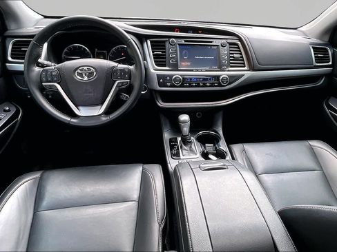 Used 2019 Toyota Highlander XLE FWD image 16