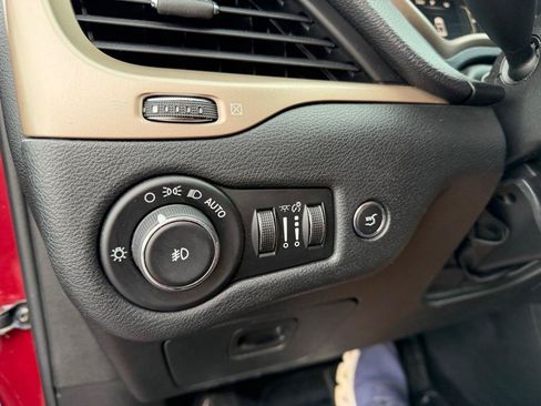 Used 2015 Jeep Cherokee Latitude w/ Comfort/Convenience Group FWD image 31