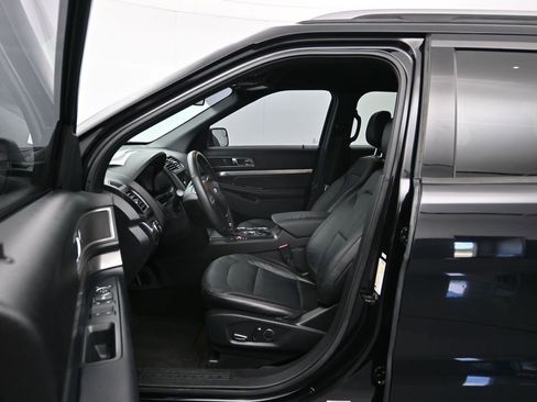 Used 2018 Ford Explorer XLT w/ Equipment Group 202A FWD image 20