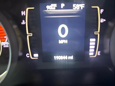 Used 2021 Jeep Cherokee Latitude w/ Mopar Interior Package AWD/4WD image 16