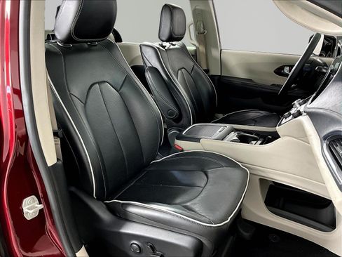 Used 2023 Chrysler Pacifica Limited w/ Uconnect Theater Family Group AWD/4WD image 28