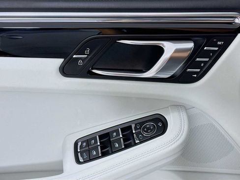 Certified 2026 Porsche Macan AWD/4WD image 11