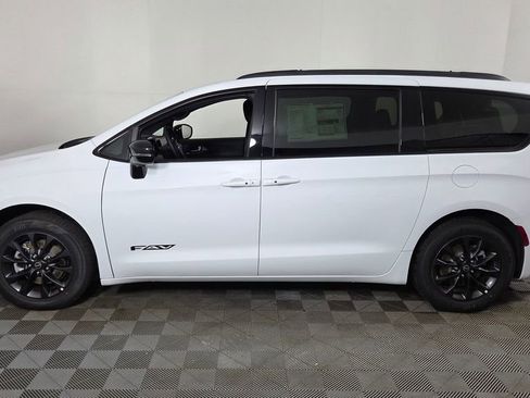 New 2025 Chrysler Pacifica Select w/ Fav Edition Package image 4