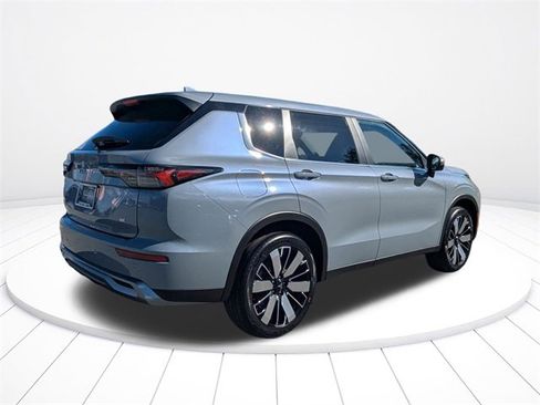 New 2026 Mitsubishi Outlander SE image 3