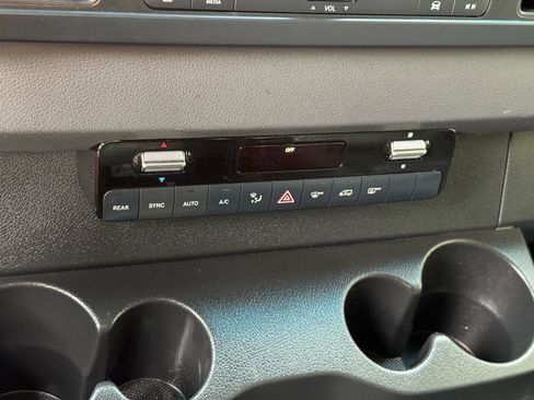 Used 2019 Mercedes-Benz Sprinter 2500 image 32