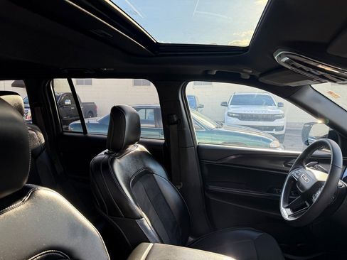 Used 2024 Jeep Grand Cherokee Altitude image 3