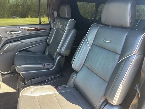 Used 2023 Cadillac Escalade ESV Premium Luxury image 6