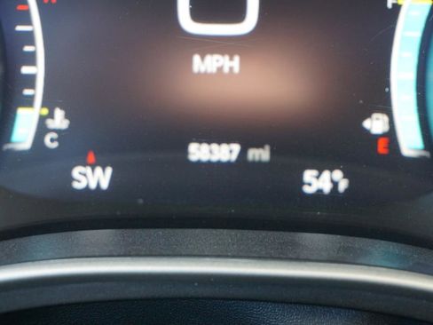 Used 2023 Chrysler Pacifica Touring-L image 15