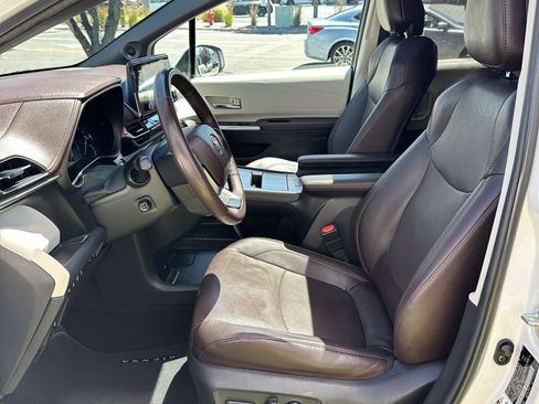 Used 2021 Toyota Sienna Platinum FWD image 15