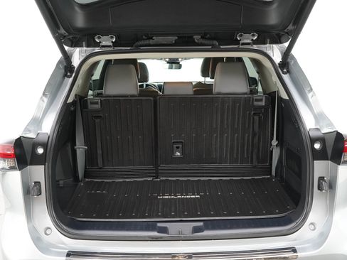 Used 2024 Toyota Highlander XLE AWD/4WD image 17