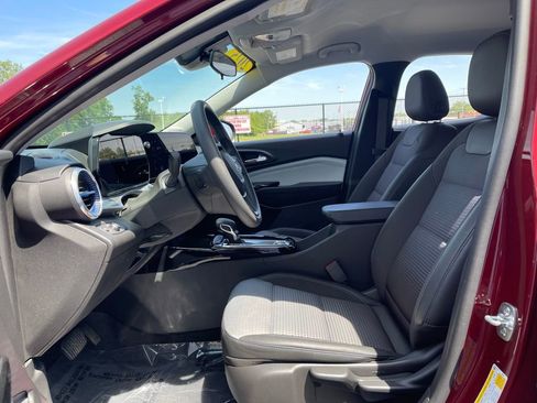 Used 2025 Chevrolet Trax LT FWD image 15