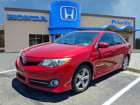 Used 2012 Toyota Camry SE FWD image 1