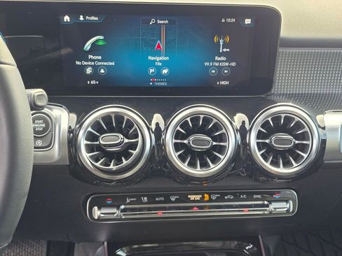 Used 2023 Mercedes-Benz GLB 250 4MATIC w/ Premium Package image 15