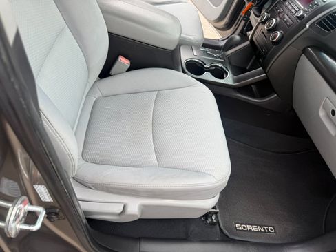 Used 2011 Kia Sorento LX w/ Convenience Pkg image 25