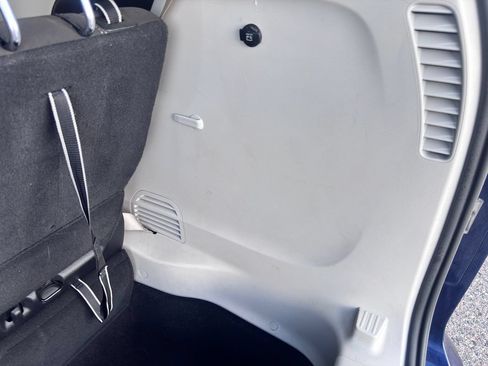 Used 2020 Chrysler Voyager L FWD image 40