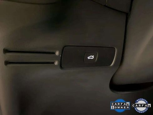 Used 2025 Volvo XC40 B5 Plus image 36