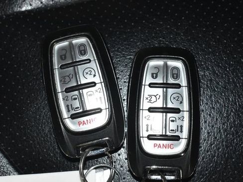 Used 2022 Chrysler Pacifica Touring-L image 23