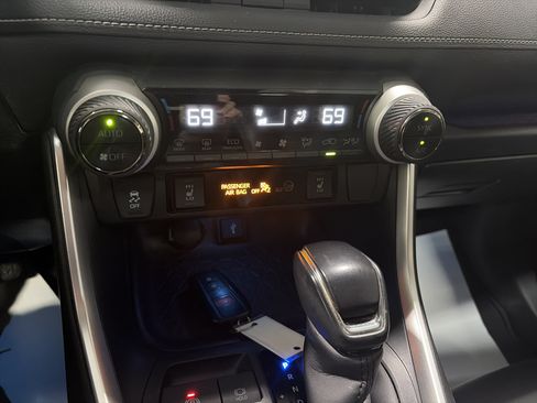 Used 2020 Toyota RAV4 Limited w/ Carpet Mat Package AWD/4WD image 21