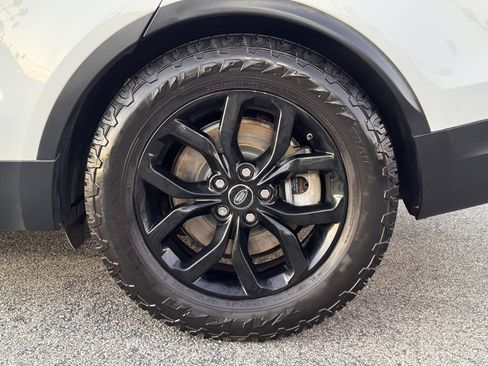 Used 2018 Land Rover Discovery SE image 15