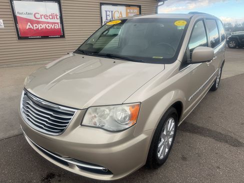 Used 2014 Chrysler Town & Country Touring image 1