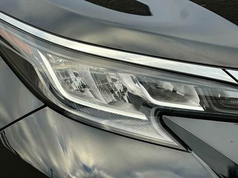 Used 2022 Toyota Sienna XLE image 32