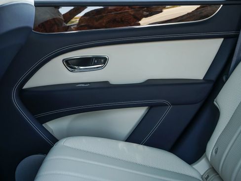 Certified 2024 Bentley Bentayga AWD/4WD image 21